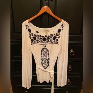 White tunic with belled out sleeves